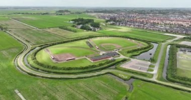 Beyzbol sahası, Assendelft, Hollanda 'da bir spor sahası. Hava aracı görünümü.