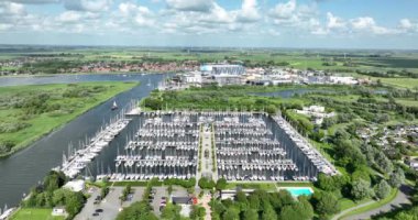 Makkum, Friesland Eyaleti, Hollanda. Hava aracı görüntüsü, Ijsselmeer boyunca eğlence limanı..