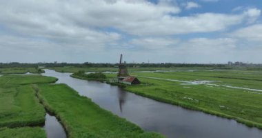 Het Prinsenhof Westzaan, Hollanda 'nın tarihi yel değirmeni.
