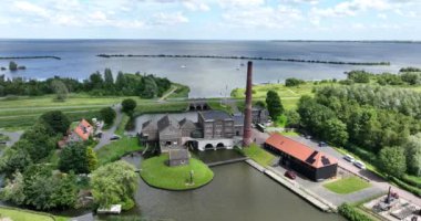 Tarihi buhar pompalama istasyonu, Stoomgemaal De Vier Noorder Koggen, Medemblik, Hollanda. Hava aracı videosu.