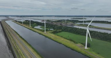 Kreekraksluizen boyunca rüzgar türbinleri. Gemiler ve gemiler için Waterway Altyapısı. Hava aracı videosu.