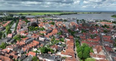 Monnickendam, Waterland, Hollanda 'nın Kuzey Hollanda eyaleti Gouwzee' de yer almaktadır..