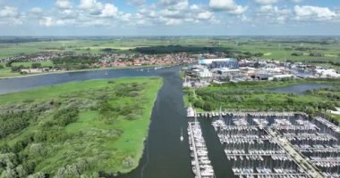 Makkum, Friesland, Hollanda 'da insansız hava aracı görüntüsü. Ijsselmeer yakınlarındaki köy, eğlence marinası, liman.