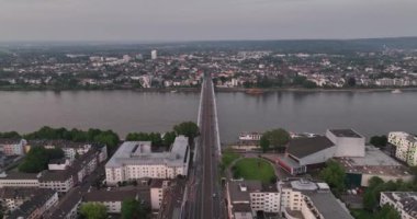 Bonn, Almanya, hava şehri manzarası ve Ren nehri şehir merkezinde alacakaranlıkta.