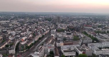 Almanya 'nın Bonn şehrinde, Kuzey Ren Vestfalya eyaletinde, Köln' ün 20 km güneyinde Ren Nehri 'nde yer alıyor. Şehir altyapısı ve binalar, hava aracı görüntüsü.