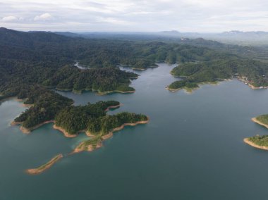 Cheow Lan Gölü, Rjaprabha Barajı olarak da bilinir, Tayland 'daki Khao Sok Ulusal Parkı' nın bir parçası. Hava görünümü.