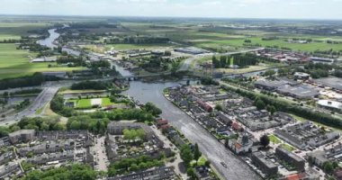 Alphen aan den Rijn, Güney Hollanda, Hollanda, 9 Haziran 2024: Alphen ad Rijn, Hefbrug Gouwesluis, oude Rijn Nehri, Alpherium Terminal, Güney Hollanda, Hollanda.
