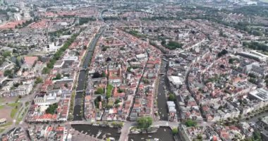 Leiden, Güney Hollanda, Hollanda 'nın şehir genel görünümü. De Randstad sahilindeki büyük şehir. Hava aracı videosu.