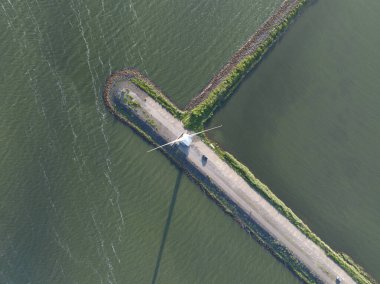Hollanda, Enkhuizen 'de rüzgâr türbinleri rüzgâr parkı..
