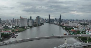 Tayland 'da büyük ölçekli bir şehir, Bangkok, Güneydoğu Asya' nın başkenti. Trafik ve şehir görüşü. Hava aracı videosu.