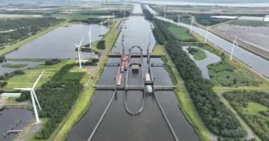 Zeeland, Reimerswaal 'daki Scheldt-Rhine Kanalı' nda bulunan Kreekraksluizen ikiz kilitlerinin yukarıdan görünüşü. Geçen gemiler..