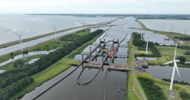 KreekrakSluices 'daki hava aracı görüntüsü, Scheldt-Rhine Kanalı' ndan nakliye için çift kilit altyapısı..