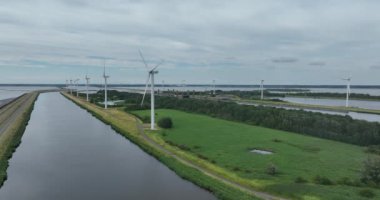 KreekrakSluices 'da yükselen hava manzarası, Scheldt-Rhine Kanalı' ndan nakliye için çift kilit altyapısı. Hollanda 'da..