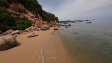 Tayland, Krabi 'de bir plajın üzerinde uçmak, turizm beldesi. Hava FPV insansız hava aracı videosu.