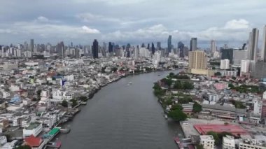 Chao Phraya Nehri, Bangkok, Tayland. Gündüz vakti havadan zaman kaybı. Nehirde ve şehrin siluetinde gemiler hareket ediyor. Hava zamanaşımı