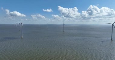 Hollanda, Ijsselmeer 'deki Afsluitdijk' te rüzgar türbinleri. Hava görünümü.