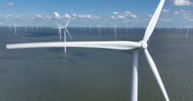 Offshore rüzgar türbinleri rüzgar çiftliği, Afsluitdijk, Hollanda. Hava görünümü.