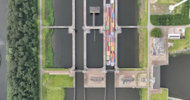 Zeeland, Reimerswaal 'daki Scheldt-Rhine Kanalı' nda bulunan Kreekraksluizen ikiz kilitlerinin yukarıdan görünüşü. Gemiler geçiyor. İç lojistik ve nakliye.