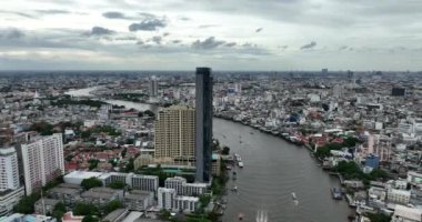 Bangkok, amphoe mueang Bangkok, Tayland, 24 Haziran 2024: Magnolias Rıhtımı Bangkok, Tayland 'daki Taksinbridge' de. Hava aracı videosu.