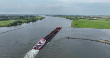 Hollanda 'daki Waal Nehri' nde büyük bir taşıyıcı gemi..