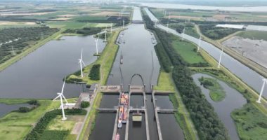 Zeeland, Reimerswaal 'daki Scheldt-Rhine Kanalı' nda bulunan Kreekraksluizen ikiz kilitlerinin yukarıdan görünüşü. Geçen gemiler..