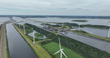 Hollanda 'nın su nakliye güzergahları altyapısı. Kreekraksluizen, hava kuşları göz drone video
