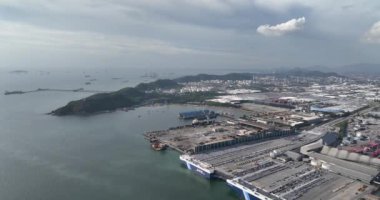 Laem Chabang, Changwat Chonburi, Tayland, 27 Haziran 2024: Tesisteki petrol ürünleri Rafinerisi. Hava aracı videosu.