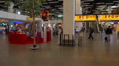 Amsterdam, Kuzey Hollanda, Hollanda, 22 Haziran 2024: Schiphol havaalanı, yolcu terminali, alışveriş, yiyecek ve kapılar.