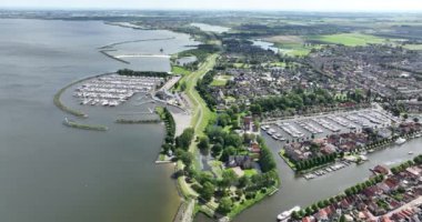 Medemblik, Kuzey Hollanda, eski Zuyderzee boyunca tarihi kasaba şimdi Ijsselmeer. Hava görünümü.