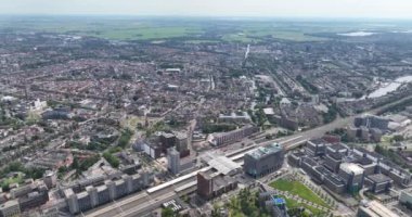 Leiden, Güney Hollanda, Hollanda 'nın şehir genel görünümü. De Randstad sahilindeki büyük şehir. Hava aracı videosu.