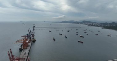 Tayland 'da deniz limanı nakliye terminali vinci. Hava aracı görünümü.