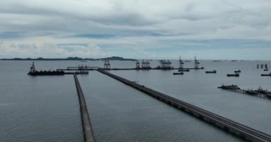 Laem Chabang, Tayland yakınlarındaki deniz limanı terminali. Liman uzun bir rıhtıma bağlı. Hava aracı videosu.