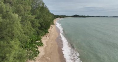 Asya, Tayland 'daki tropik sahil şeridi. Phuket 'e yakın, hava manzaralı. Tatil yeri.