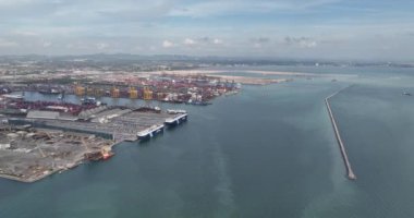 Laem Chabang, Changwat Chonburi, Tayland, 27 Haziran 2024: Konteyner terminali ve nakliye limanı, hava aracı görünümü.