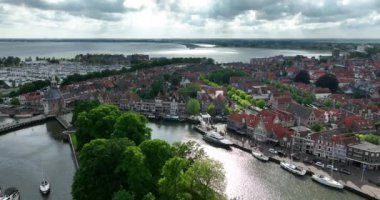 Hollanda, Kuzey Hollanda, Hoorn 'daki liman ve su cephesinde uçuyor. Hava aracı görünümü.