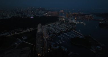 Güney doğu Asya 'daki SIngapore' un Keppel Körfezi ve sahil şeridi. Geceleri hava aracı görüntüsü.