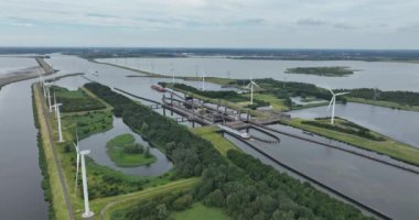 KreekrakSluices 'daki hava aracı görüntüsü, Scheldt-Rhine Kanalı' ndan nakliye için çift kilit altyapısı..