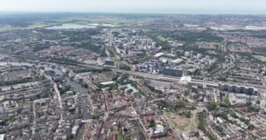 Leiden, Güney Hollanda, Hollanda 'nın şehir genel görünümü. De Randstad sahilindeki büyük şehir. Hava aracı videosu.