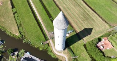 Watertoren Nieuwkoop, Hollanda 'nın hava görüntüsü. Yaz güneşli bir gün.