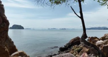 Krabi plajı, Tayland, turist beldesi ve deniz manzarası. Hava aracı videosu.