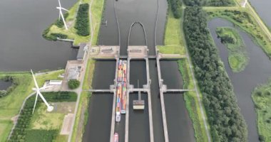 Zeeland, Reimerswaal 'daki Scheldt-Rhine Kanalı' nda bulunan Kreekraksluizen ikiz kilitlerinin yukarıdan görünüşü. Geçen gemiler..