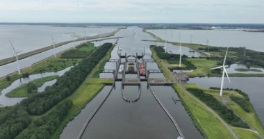 Hollanda 'nın su nakliye güzergahları altyapısı. Kreekraksluizen, hava kuşları göz drone video