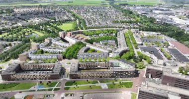Hollanda 'nın güneyindeki Alphen aan den Rijn şehrinde ikamet ve barınma yeri. Hava aracı görünümü.