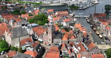 Monnickendam 'ın Speeltoren belediye binası. Hollanda' nın en eski el yapımı Carillon 'una ev sahipliği yapıyor..