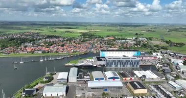 Makkum, Hollanda, Friesland köyü, Ijsselmeer boyunca, lagre gemi yapımcısıyla endüstriyel liman. Hava aracı görünümü.