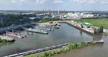 Almanya 'da endüstriyel nehir limanı kimya endüstrisi. Hava görünümü.