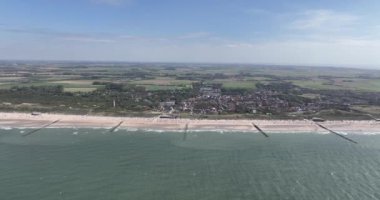 Yaz mevsiminde Domburg, Zeeland ve Hollanda 'nın sahil ve deniz önü. Hava şehri genel görünümü.