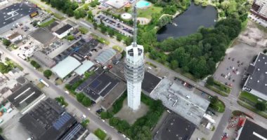 Alphen aan den Rijn, Güney Hollanda, Hollanda, 9 Haziran 2024: Alphen aan den Rijn, Hollanda 'daki Telekomünikasyon Kulesi. Yayın teknolojisi kulesi. Anten ve dijital sinyal