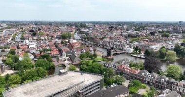 Leiden, Güney Hollanda, Hollanda 'nın şehir genel görünümü. De Randstad sahilindeki büyük şehir. Hava aracı videosu.