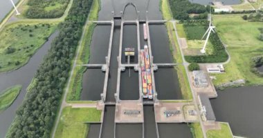 Zeeland, Reimerswaal 'daki Scheldt-Rhine Kanalı' nda bulunan Kreekraksluizen ikiz kilitlerinin yukarıdan görünüşü. Geçen gemiler..